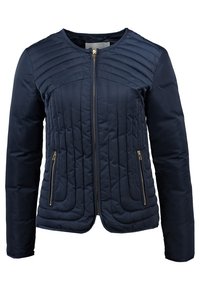 Marineblauwe gewatteerde jas met een ronde halslijn, een ritsluiting aan de voorkant en twee ritszakken. Heeft horizontale stiksels en gouden hardwareaccenten.