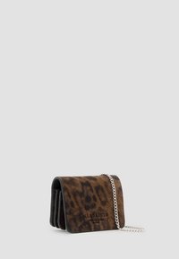 Leopardmønster crossbody taske lavet af ruskind med sorte læderdetaljer, med en sølv kædedyse og foldet design.
