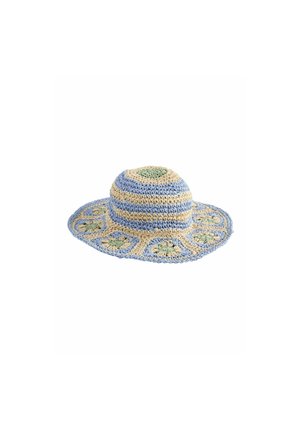 Chapeau de soleil au crochet avec un large bord, présentant des motifs bleus, crème et verts. Couronne arrondie avec un design texturé, fabriqué à partir de fibres naturelles.