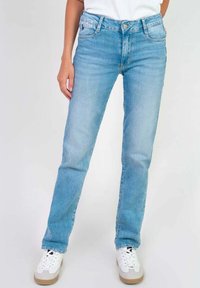 Jean en denim bleu clair avec une coupe droite, doté d'un style classique à cinq poches et d'une fermeture éclair avec un bouton.