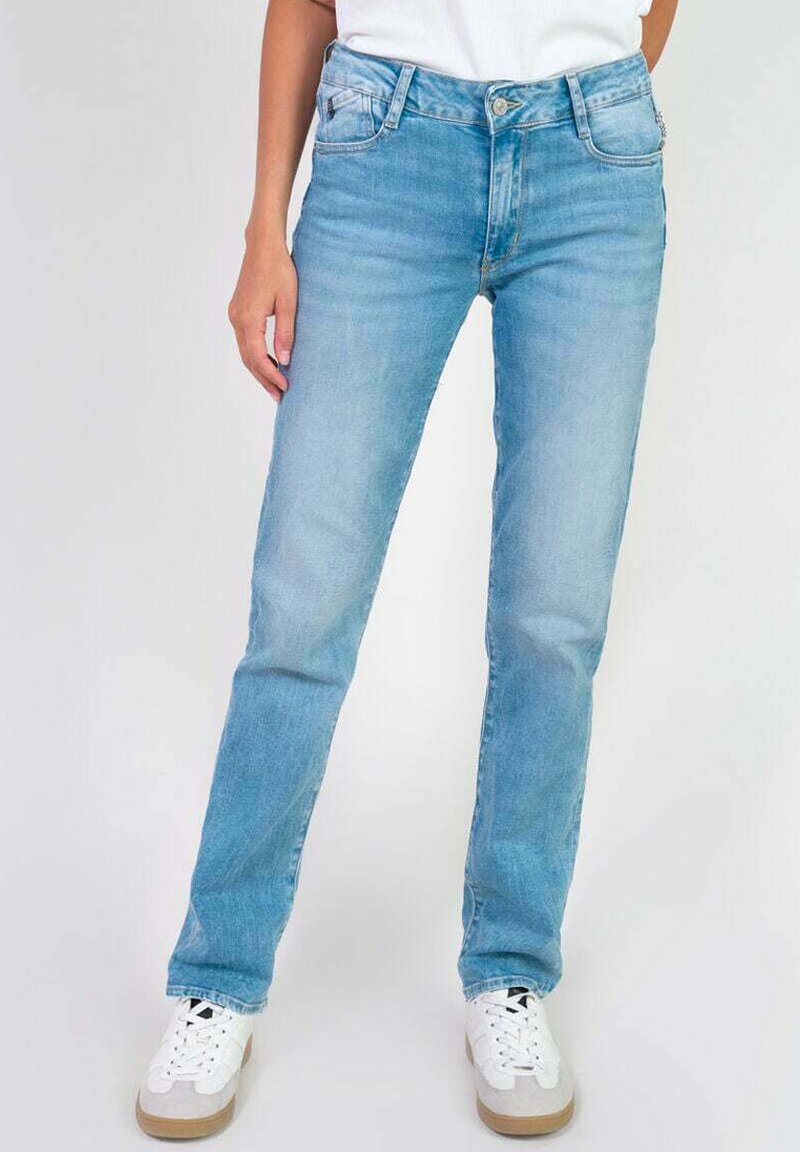 Jean en denim bleu clair avec une coupe droite, doté d'un style classique à cinq poches et d'une fermeture éclair avec un bouton.