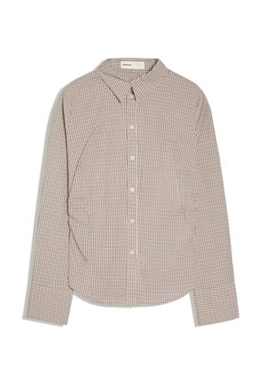 Chemise à manches longues boutonnée avec un petit motif à carreaux rose et marron et un col pointu, posée à plat sur fond blanc.