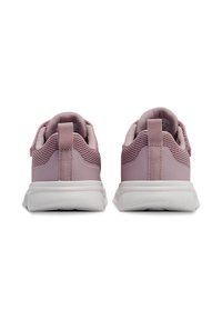 Rosa Sportschuhe mit einem Mesh-Obermaterial, gepolsterter Kragen und weißer Gummisohle. Mit einem Zugband an der Ferse für einfaches Anziehen.