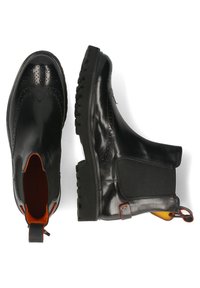 Botas Chelsea de cuero negro con detalles de brogue, paneles laterales elásticos, suela de goma y acentos naranjas en la tira de agarre.