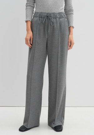 Graue weite Hose mit Kordelzugbund, weichem Stoff und taillierter Passform. Verfügt über vertikale Falten und seitliche Taschen.