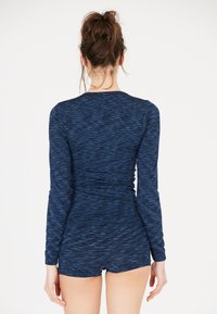 Marineblå langærmet bodystocking med tekstureret stof, præget af en tætsiddende form og en rund hals, parret med matchende shorts.