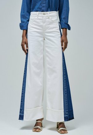 FAITH PUSH IN WIDE - Vaqueros a campana - weiß