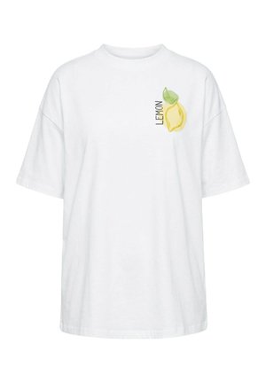 Biały t-shirt z krótkim rękawem z małym żółtym cytrynowym obrazkiem i zielonym liściem oraz pionowym napisem "LEMON" na górnej lewej części klatki piersiowej.