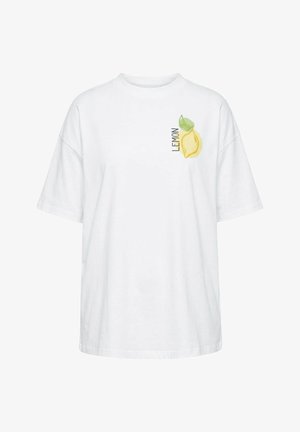 Weißes T-Shirt mit kurzen Ärmeln, einem kleinen gelben Zitronen- und grünem Blättergrafikdruck sowie dem Wort "LEMON", das vertikal auf der oberen linken Brustseite gedruckt ist.