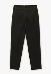 Pantalones negros ajustados con una textura suave, que cuentan con una cintura alta, pliegues frontales y piernas ajustadas, diseñados para ocasiones formales.