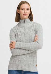 Helle graue Pullover aus Kabelstrick mit hohem Kragen und halblangem Reißverschluss. Besitzt gerippte Bündchen und Saum, gefertigt aus strukturiertem Strickstoff.