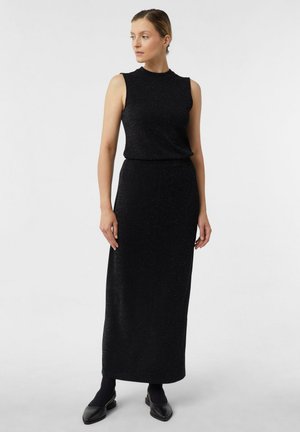 Czarna dzianinowa sukienka maxi bez rękawów, z delikatnym połyskiem, wysokim kołnierzem i dopasowaną talią. Gładka struktura na całej powierzchni.