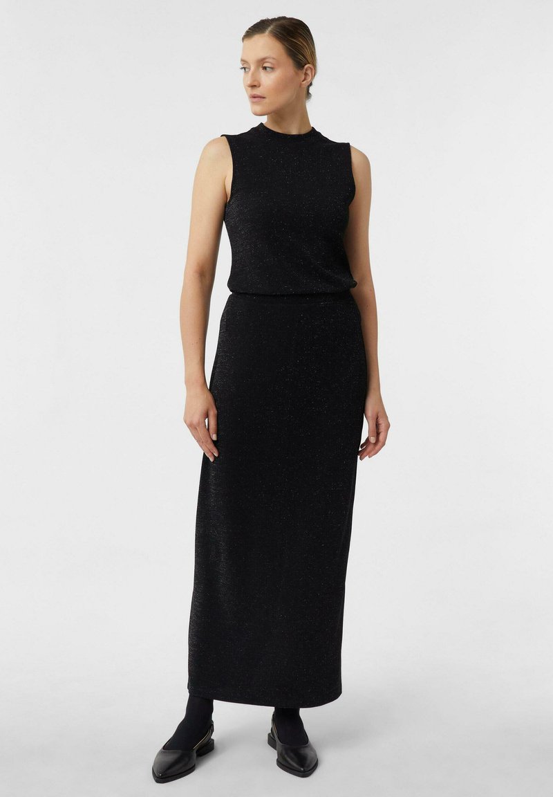 Czarna dzianinowa sukienka maxi bez rękawów, z delikatnym połyskiem, wysokim kołnierzem i dopasowaną talią. Gładka struktura na całej powierzchni.