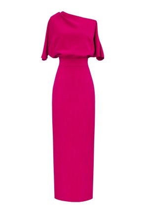 Jasnoróżowa sukienka na jedno ramię do ziemi, z dopasowaną talią i luźnym, drapowanym topem na jednolitym białym tle.