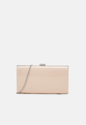 Rektangulær beige clutchtaske med blank finish, sølvlukning og en sølvkæde strop på en ensfarvet lys baggrund.