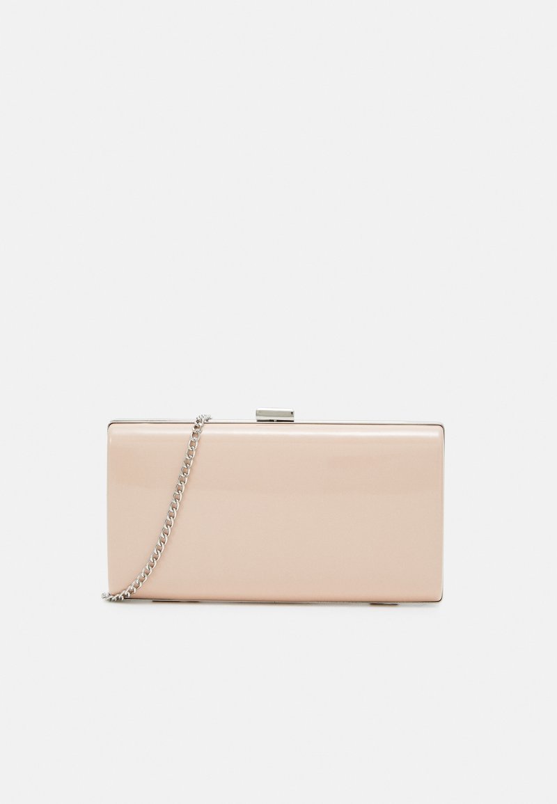 Pochette rectangulaire beige avec une finition brillante, un fermoir argenté et une chaîne argentée sur un fond clair uni.