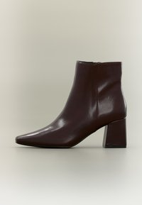 Неизбран, burgundy