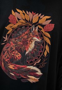 Geborduurd zwart stof met een gestileerde vos omringd door kleurrijke herfstbladeren, met ingewikkelde details en rijke texturen.