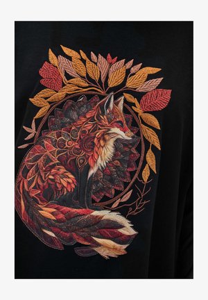 Czarna tkanina haftowana, z stylizowanym lisem otoczonym kolorowymi liśćmi jesieni, prezentująca skomplikowane detale i bogate tekstury.