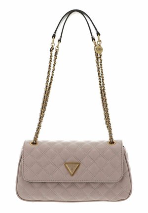 Sac à main en cuir matelassé beige avec sangles à chaîne dorée et logo triangulaire Guess sur le rabat avant.