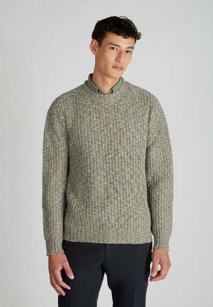 Hellgrau-grüner Strickpullover mit geripptem Struktur und Rundhalsausschnitt, kombiniert mit einem Hemd mit Kragen darunter. Lässiger Schnitt.