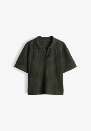 Dunkelgrünes kurzärmeliges Strickoberteil mit Rippenstruktur, offenem V-Ausschnitt und softem Kragen, flach auf weißem Hintergrund gelegt.