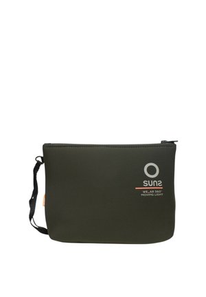 Bustina rettangolare verde scuro con cerniera, cinturino nero sul lato e logo bianco-arancione "Suns WE_AR 360° Moving Light" sul davanti.