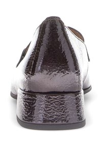 Schwarzer Lacklederschuh mit strukturiertem hinteren Teil, tailliertem Design und einem niedrigen, dicken Absatz. Bietet elegante Linien und eine glatte Oberfläche.