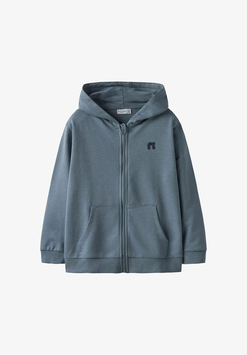 Sudadera con cremallera en un color azul pizarra, hecha de un tejido suave, que presenta un bolsillo canguro frontal, capucha y un pequeño logo negro en el pecho.