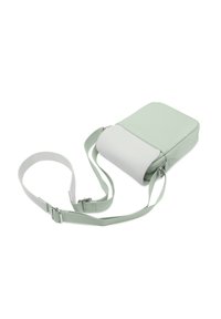 Borsa a tracolla verde chiaro con finitura testurizzata, dotata di un flap bianco e una tracolla regolabile. Forma rettangolare compatta con bordi arrotondati.