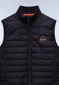 Svart isolerad väst med hög krage, vertikalt quiltad design, framdragkedja och en cirkulär logotyp-patch på vänster bröst.