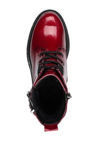 Rote, glänzende Leder-Stiefelette mit schwarzen Schnürsenkeln, runder Zehenpartie, silberner Schnalle, strukturiertem Obermaterial und schwarzer Gummisohle.