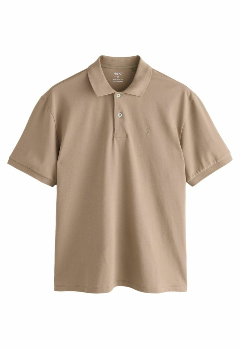 Camisa polo de manga corta colgada plana, con un cuello y un logotipo sutil en el pecho. La textura del tejido es suave y visible.