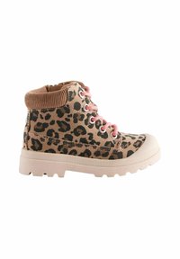Bottine à imprimé léopard avec un col en corduroy beige, des lacets roses et une semelle en caoutchouc blanc avec des détails texturés.