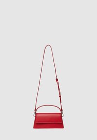 Sac bandoulière en cuir rouge avec une forme rectangulaire structurée, un rabat avant plat, une bandoulière réglable et des accents en métal argenté.