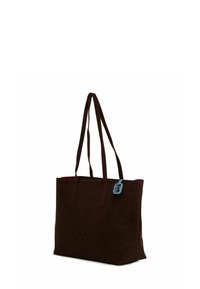 Hnedá látková taška s dvoma ramennými popruhmi, červeným interiérom a modrou visačkou. Má jednoduchý, obdĺžnikový tvar bez viditeľných vzorov.