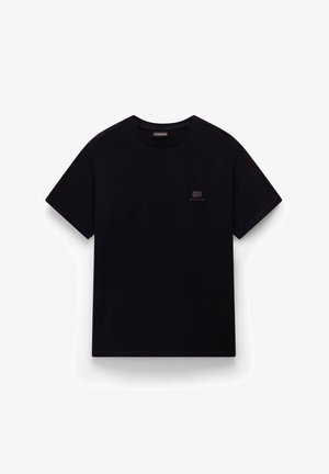 Musta puuvillapaita, jossa on pyöreä pääntie, lyhyet hihat ja pieni violetti logo rinnassa. Pehmeä tekstuuri ja rento istuvuus.