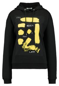 Sudadera negra con un diseño gráfico que presenta pinceladas de pintura amarilla y texto blanco que dice "NUNCA ES TARDE" sobre un fondo de cuadrícula.