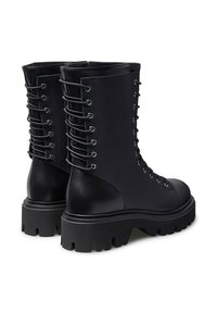 Gli stivali da combattimento neri presentano un design alto con lacci e occhielli in metallo, materiale in pelle liscia e suole spesse in gomma con una texture robusta.