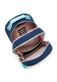 Marineblauwe rugzak met turquoise accenten en een zachte ritsopener. Twee compartimenten met roze ritsen. Binnenin zijn er vakken voor labels.