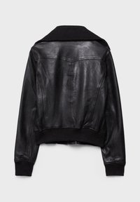 Schwarze Lederjacke mit gerippten Bündchen, Saum und Kragen, von hinten vor einem einfarbigen hellen Hintergrund gezeigt.