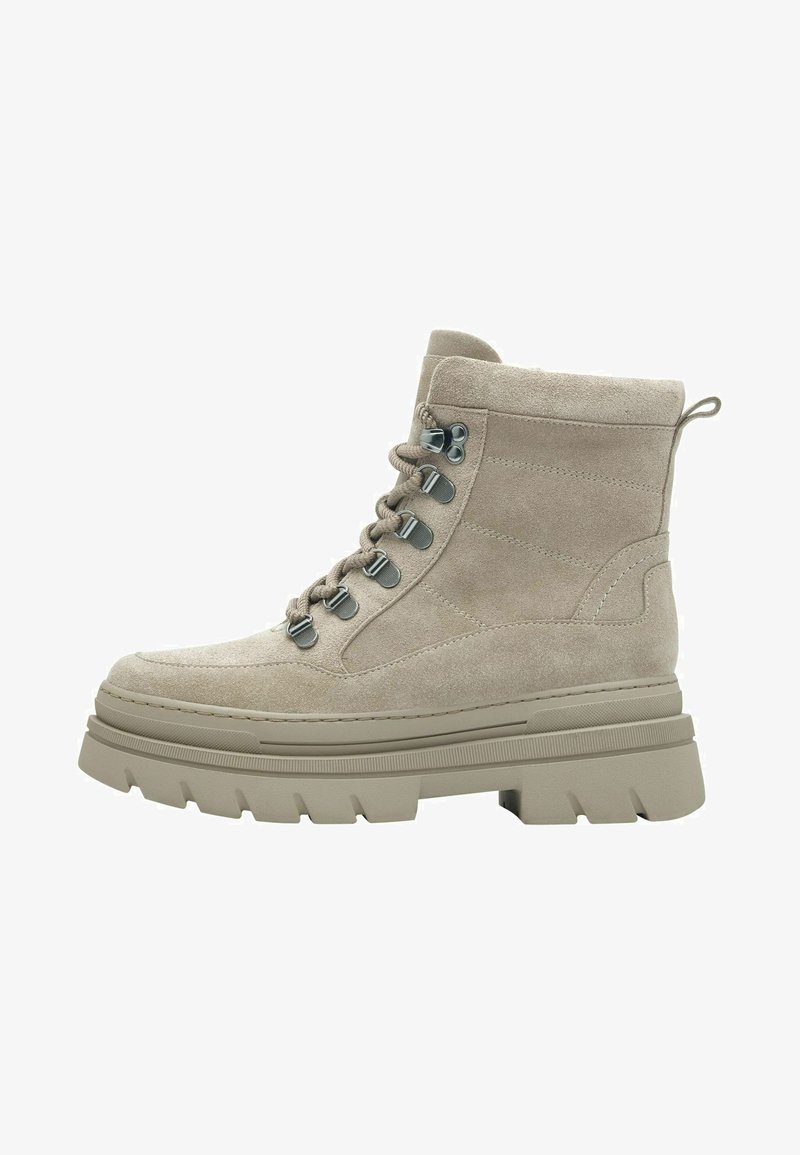 Stivaletto in suede beige con suola spessa antiscivolo, dotato di occhielli in metallo, lacci tondi e un'anello per il pull tab sul tallone.