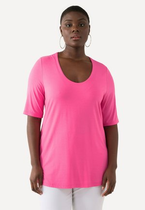 Roze t-shirt met korte mouwen en een diepe ronde hals, gemaakt van zachte stof, met een relaxte pasvorm en gladde textuur.