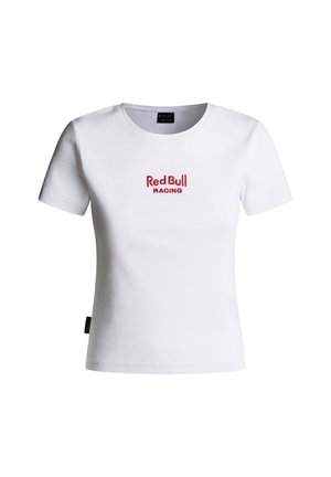 Biała dopasowana koszulka z krótkim rękawem i okrągłym dekoltem, z czerwonym haftowanym logo "Red Bull Racing" na środku klatki piersiowej.