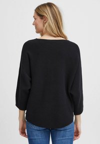 Schwarzer Strickpullover mit weitem Ausschnitt, Dreiviertelärmeln und abgerundetem Saum. Strukturierter Stoff mit lockerer Passform.