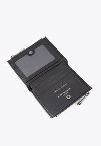 Czarny portfel z prawdziwej skóry z zamkiem błyskawicznym, slotami na karty oraz przezroczystym oknem na identyfikator; posiada zapięcie na zatrzask i wytłoczone logo.