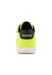 Baskets Kappa avec un dessus jaune fluo, un talon noir et une semelle blanche. Comprend une bande Velcro et des accents texturés sur le dessus.