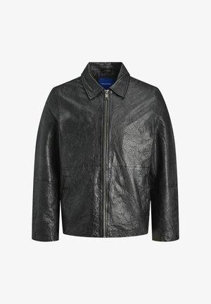 Veste en cuir noire avec fermeture éclair à l'avant, manches longues et col pointu, présentée sur un fond blanc.