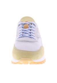 Hellgraue Sneaker mit einer weichen, gelben Wildleder-Ferse und weißer Sohle. Verfügt über blaue Schnürsenkel und ein beiges Etikett auf der Zunge. Minimalistisches Design.