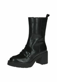 Černá kožená bota do poloviny lýtek s masivním blokovým podpatkem, zaoblenou špičkou, poutkem na zadní straně a dekoračním páskem přes přední část.